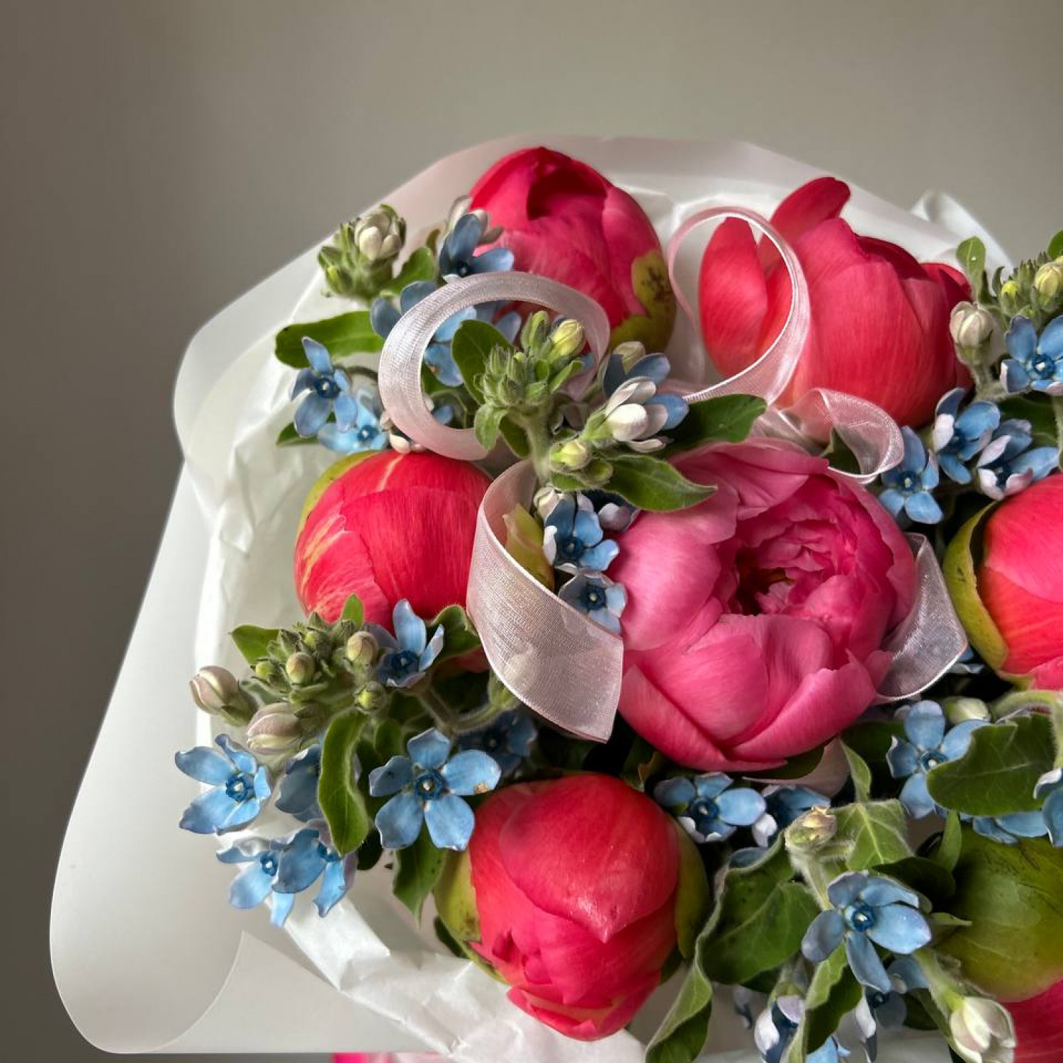 Авторский букет с пионами и оксипеталумом №65