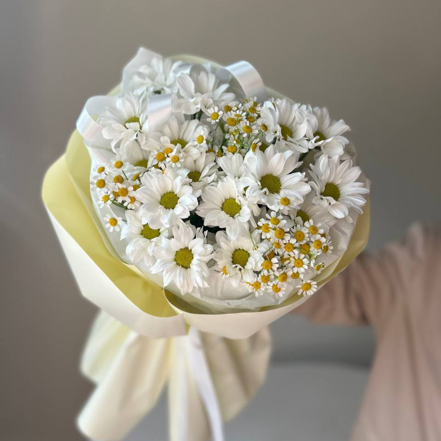 Дуобукет из хризантем и кустовых ромашек № 90