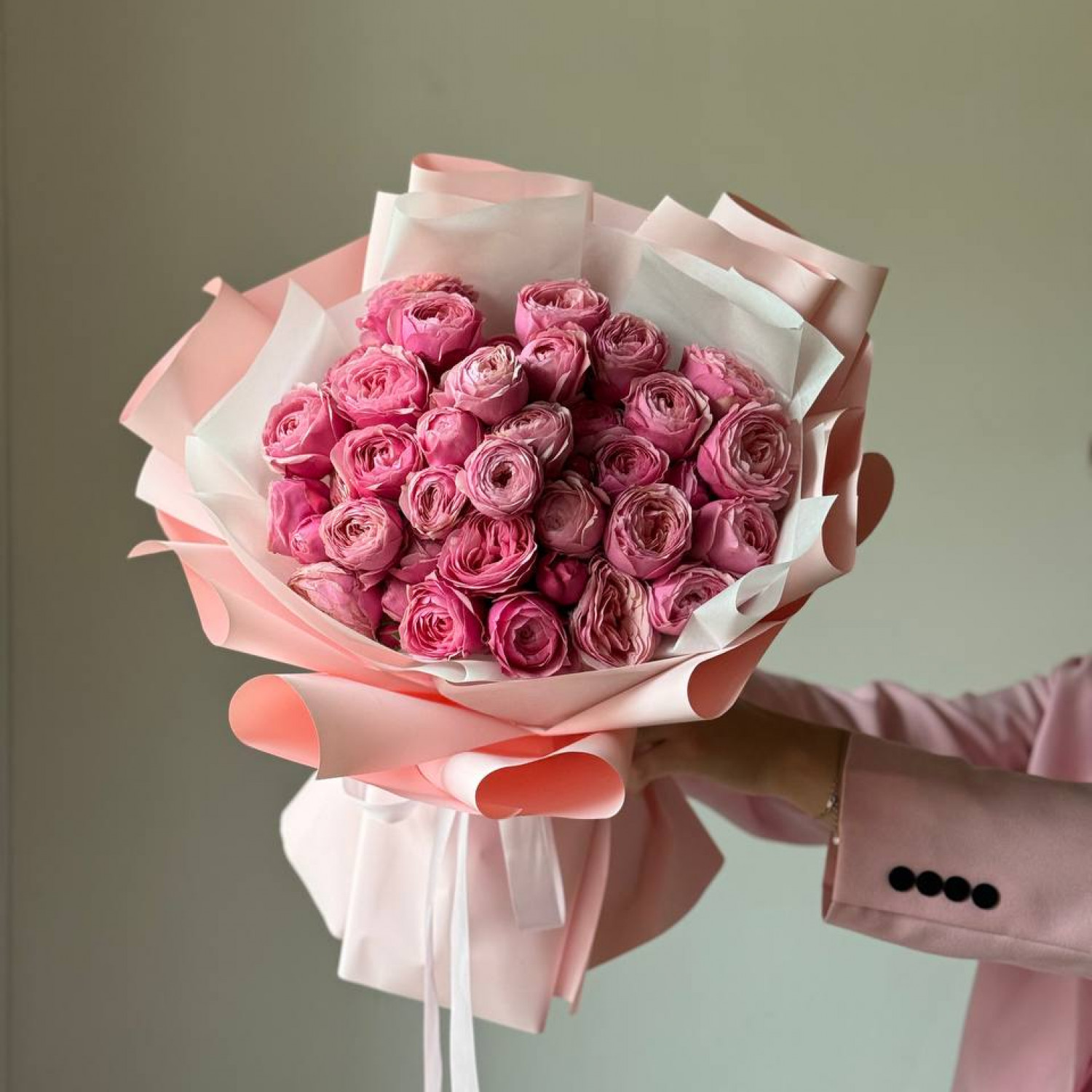 Монобукет из 9 розовых кустовых пионовиндных роз Сильва Пинк