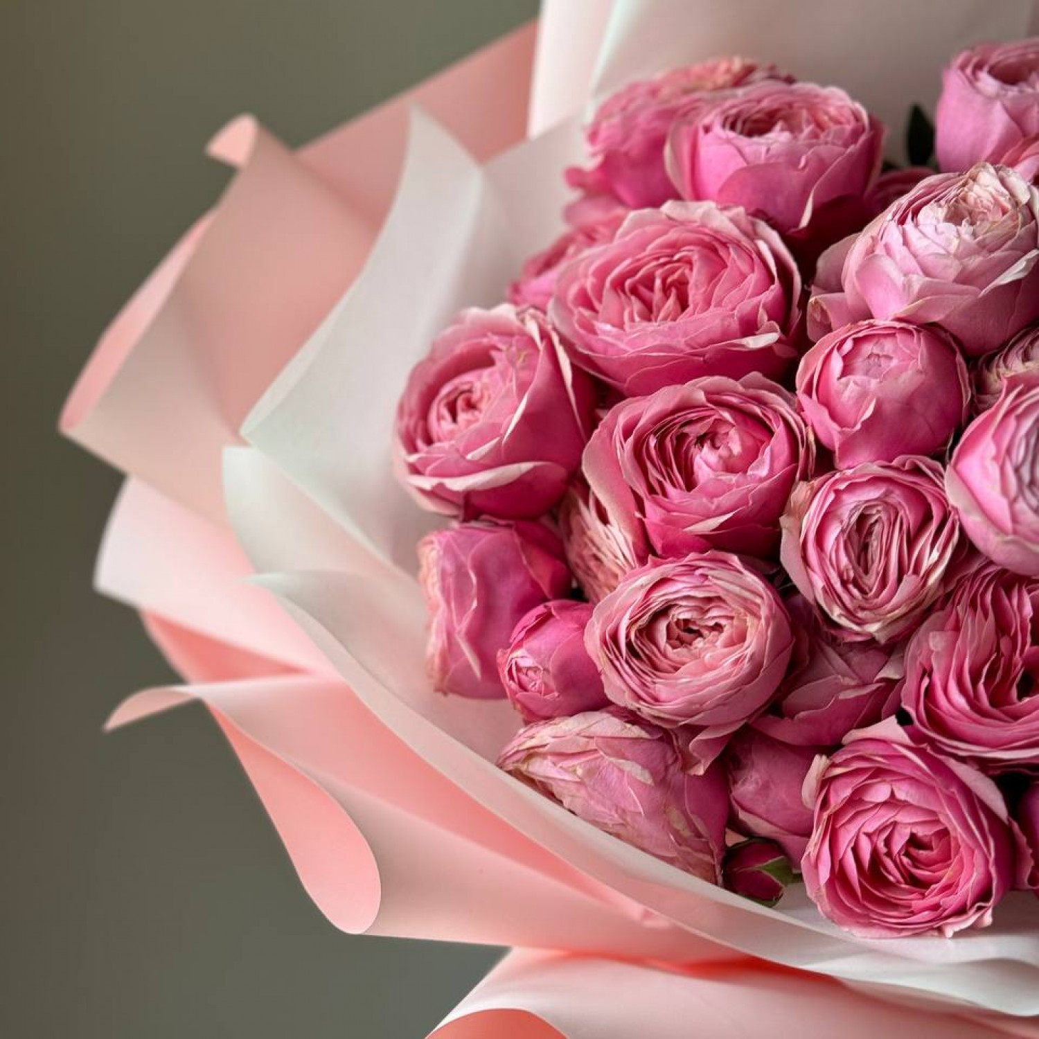 Монобукет из 9 розовых кустовых пионовиндных роз Сильва Пинк