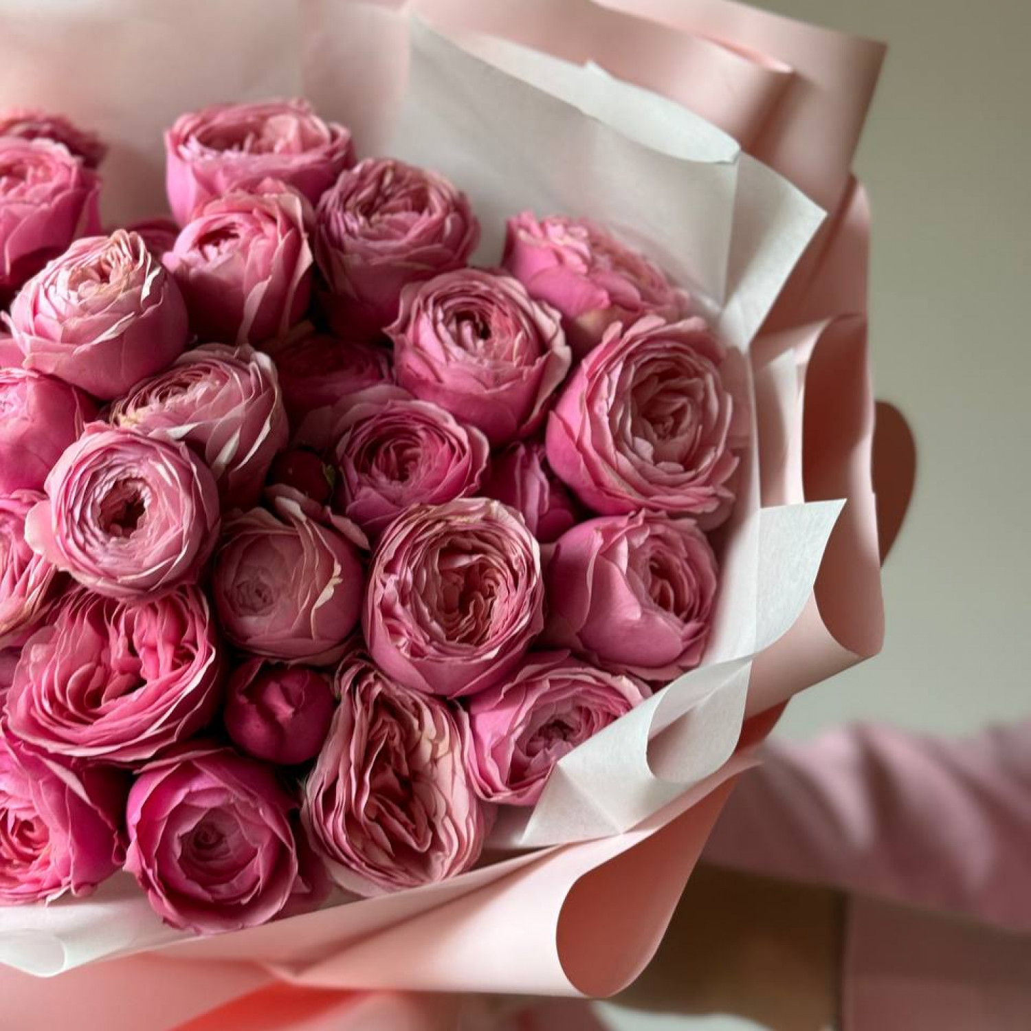 Монобукет из 9 розовых кустовых пионовиндных роз Сильва Пинк