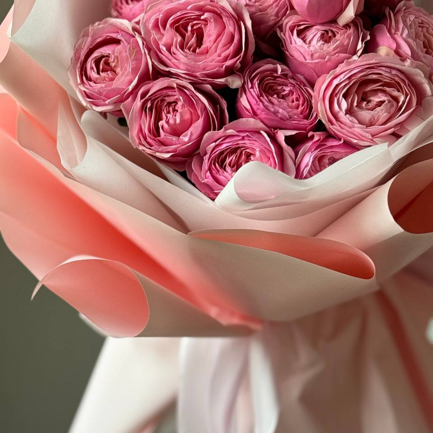 Монобукет из 5 розовых пионовидных кустовых роз Сильва Пинк