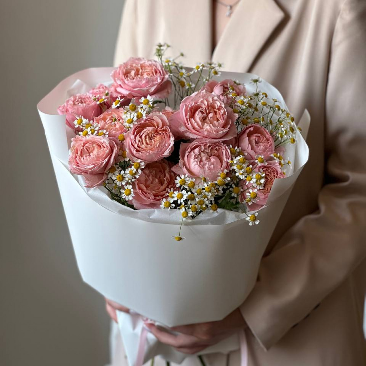 Букет из кустовой пионовидной розы Джульетта и ромашки