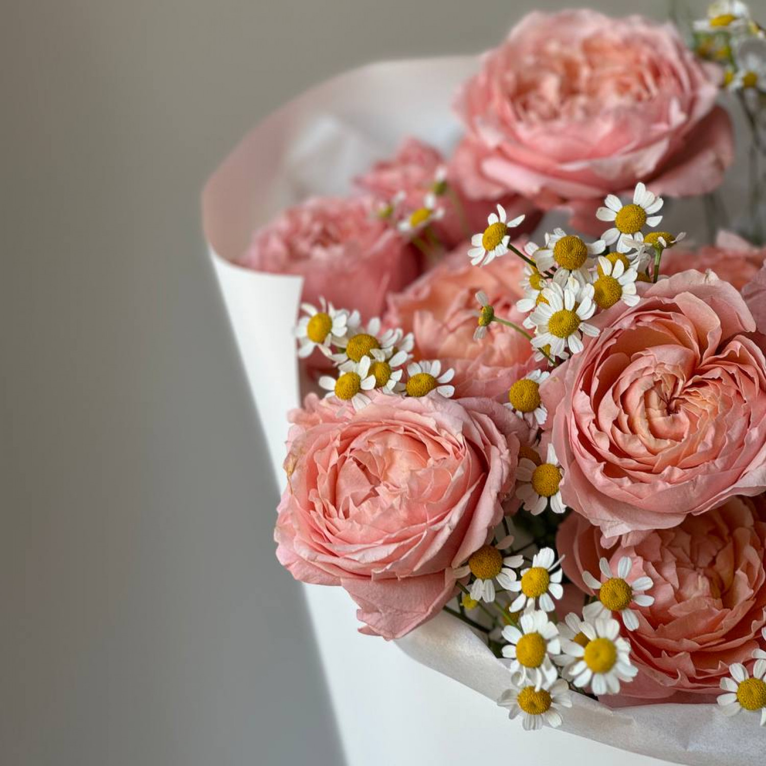 Букет из кустовой пионовидной розы Джульетта и ромашки