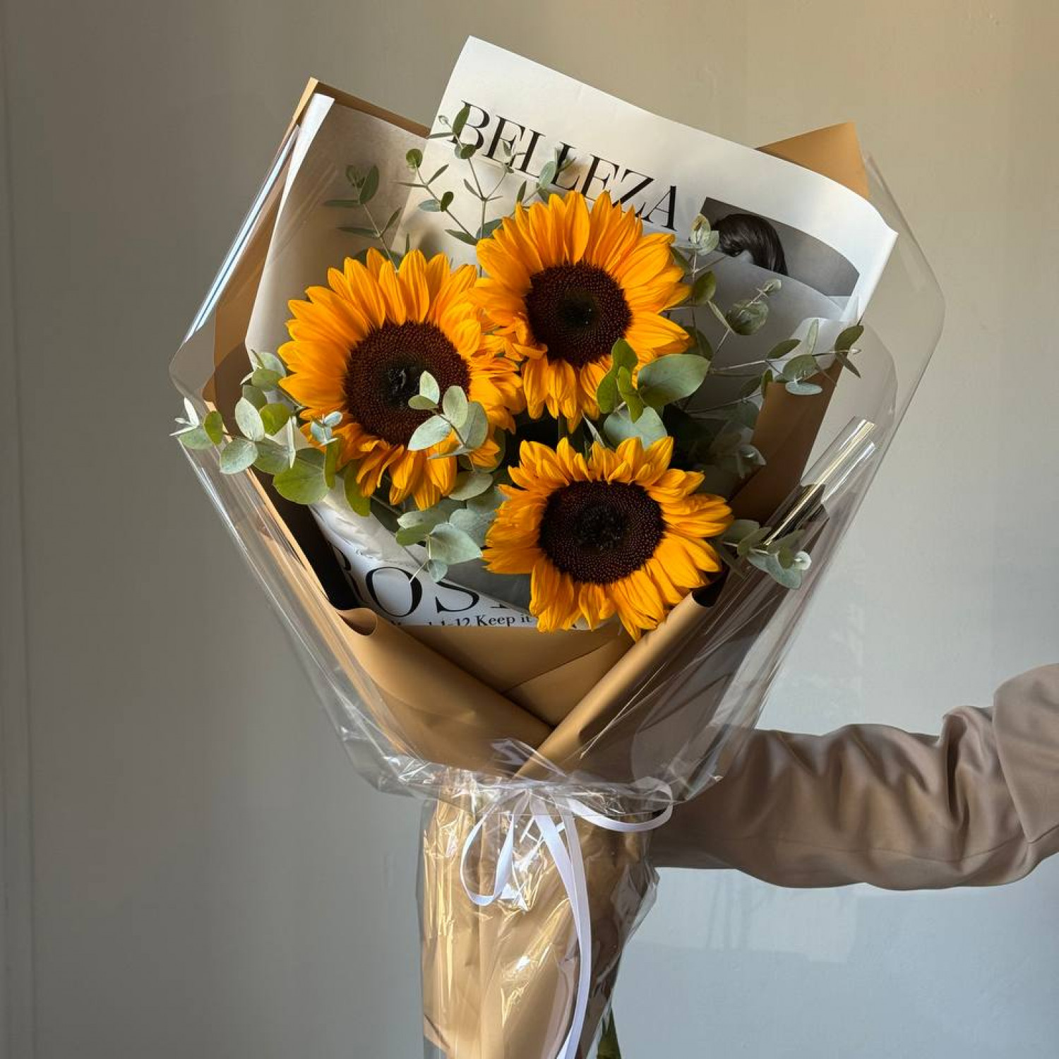 Монобукет из Подсолнухов с эвкалиптом