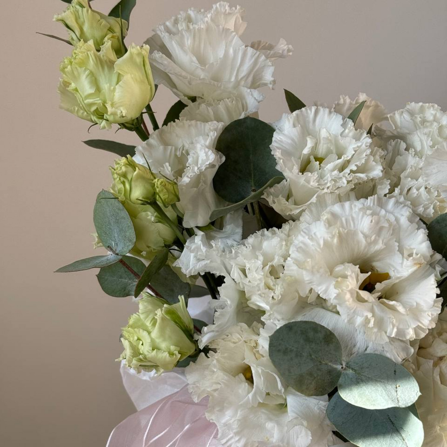 Композиция в коробке из Эустомы Алисы с эвкалиптом