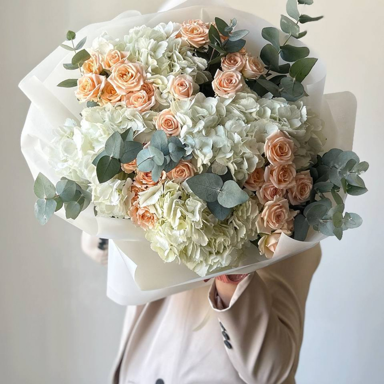 Авторский букет из гортензий и кустовых роз