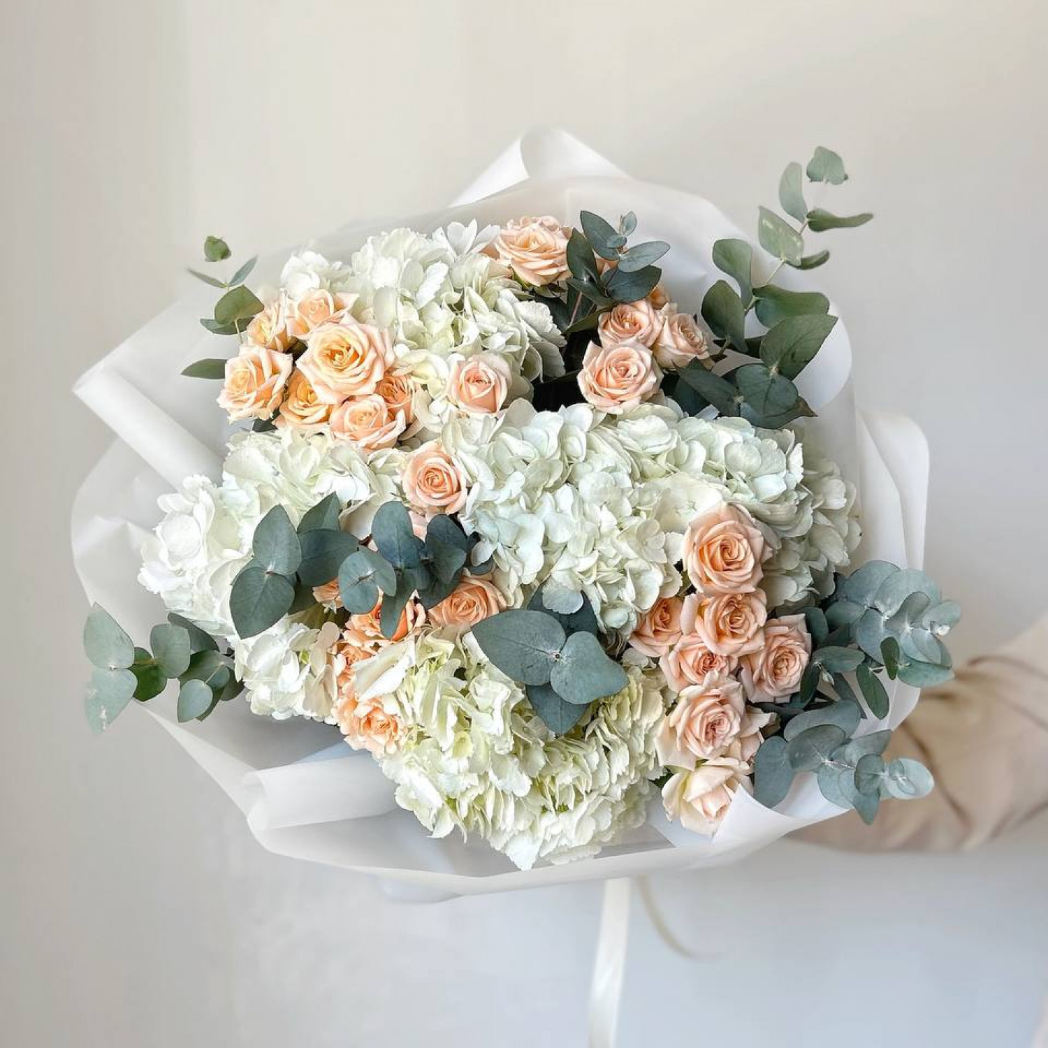 Авторский букет из гортензий и кустовых роз