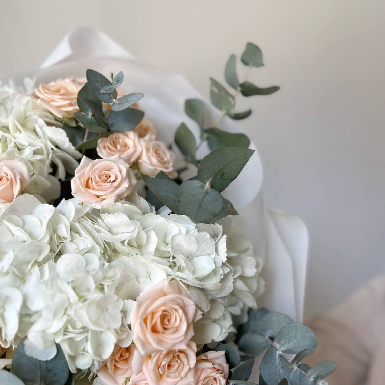 Авторский букет из гортензий и кустовых роз