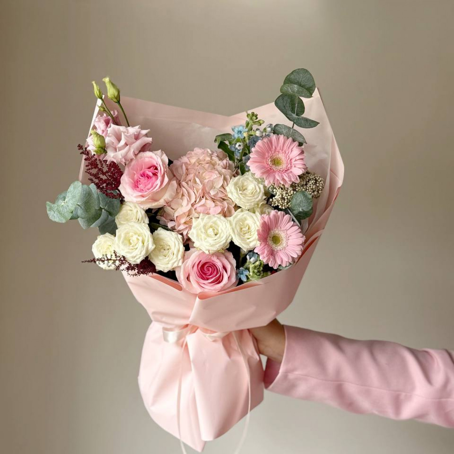 Авторский букет в нежной гамме 210