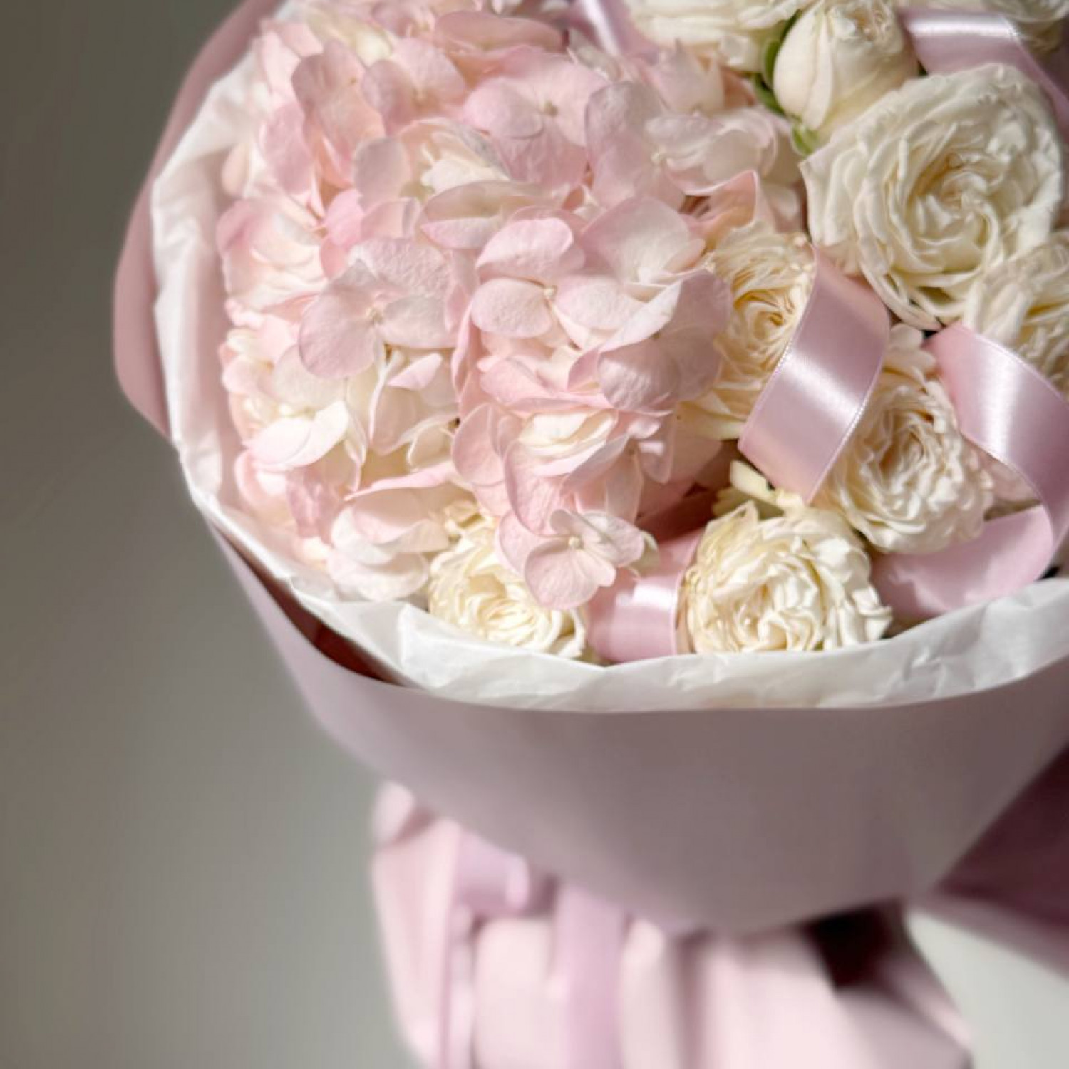 Букет из нежной гортензии и кустовых роз 204