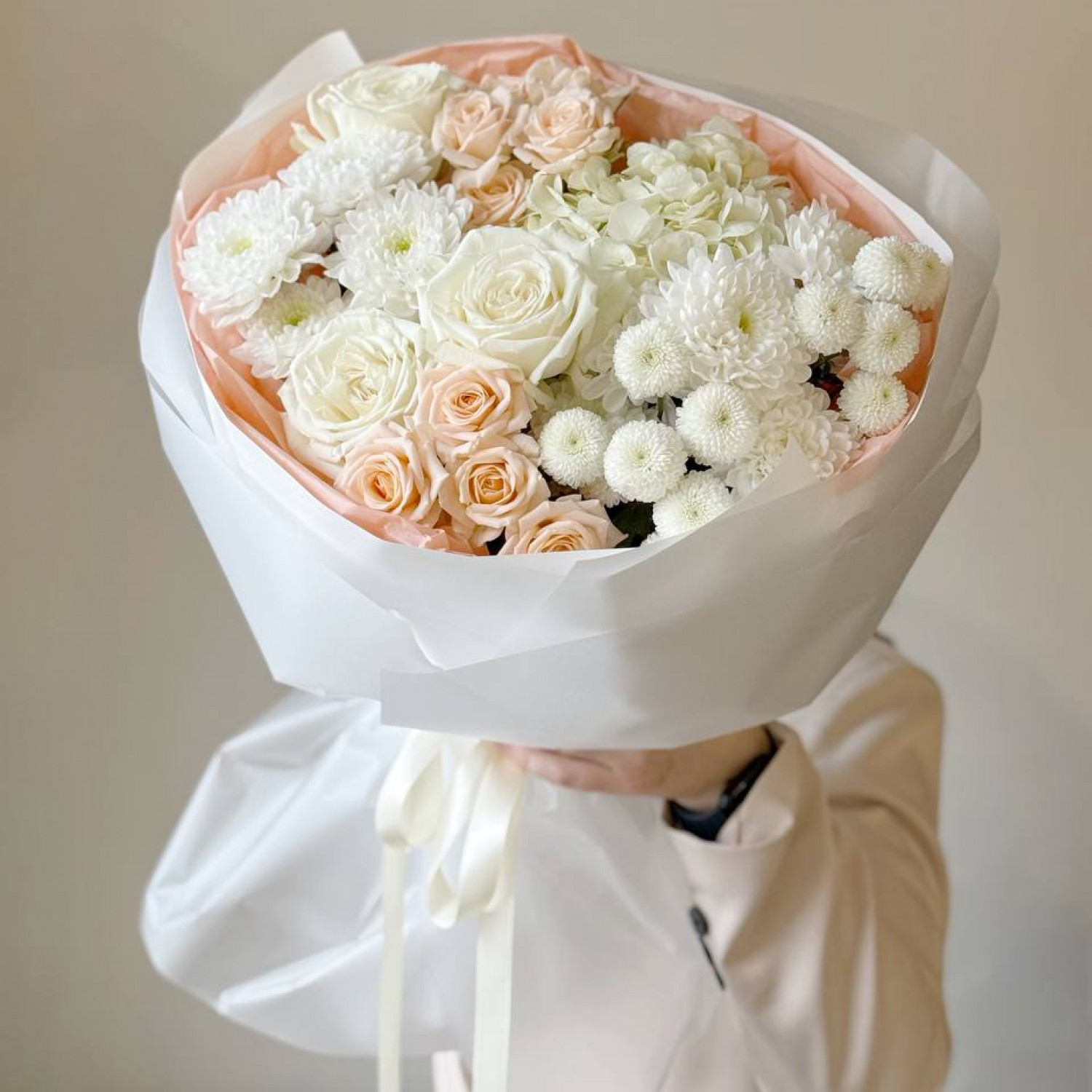 Авторский букет в нежной бело-персиковой гамме 183