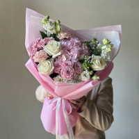 Авторский букет с гортензией и пионовидными розами 080