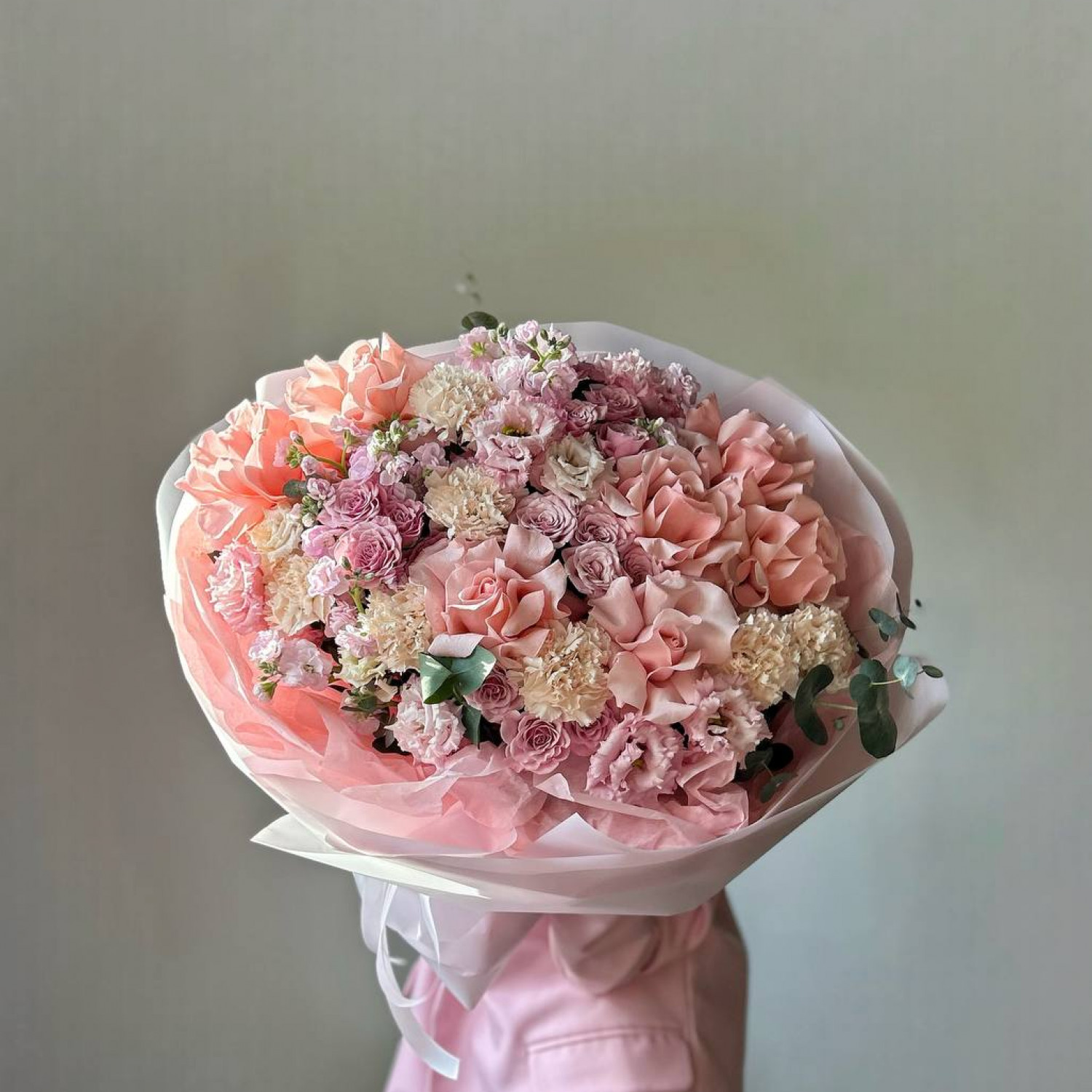 Авторский букет с французскими и кустовыми розами 081