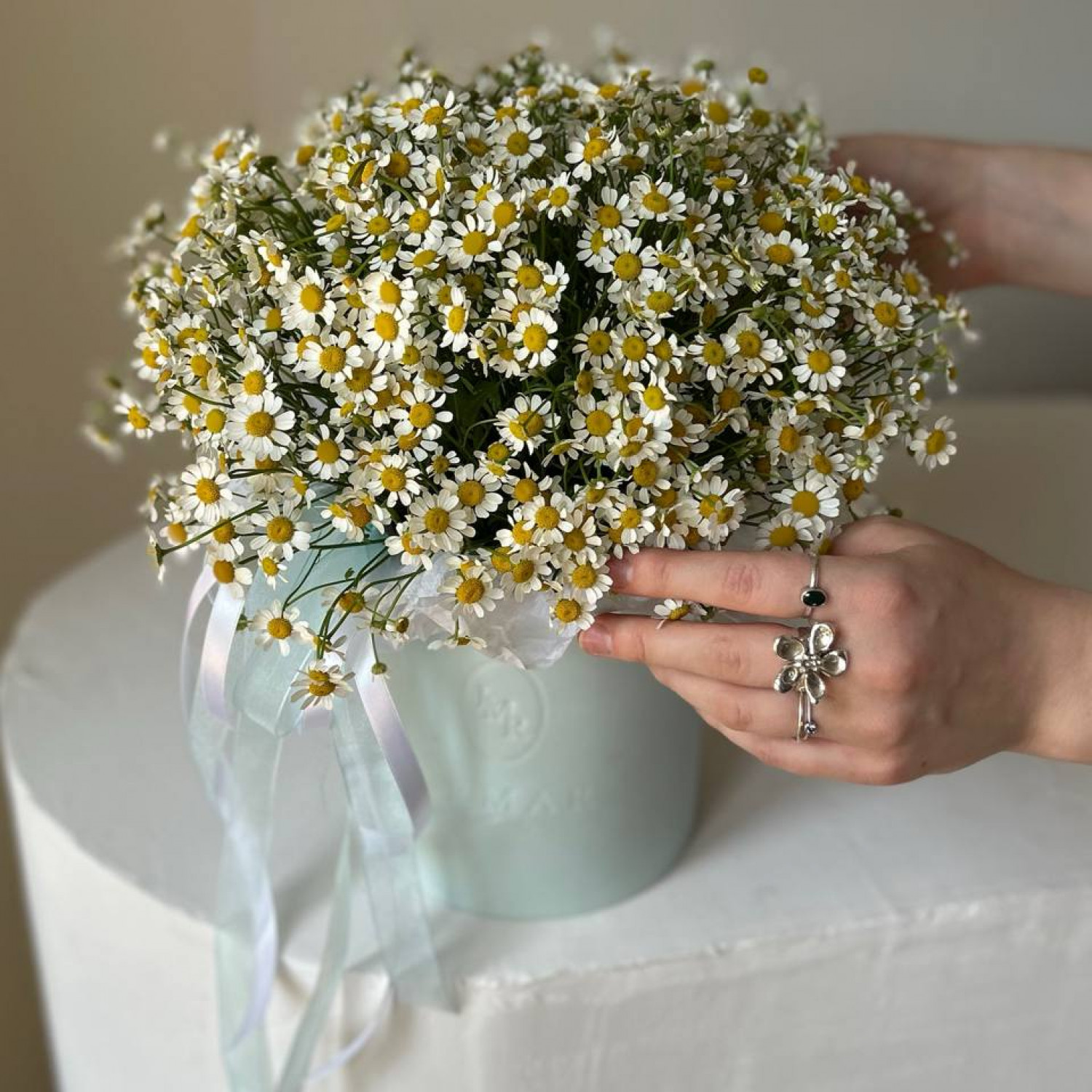 Композиция в коробке из кустовых ромашек №102