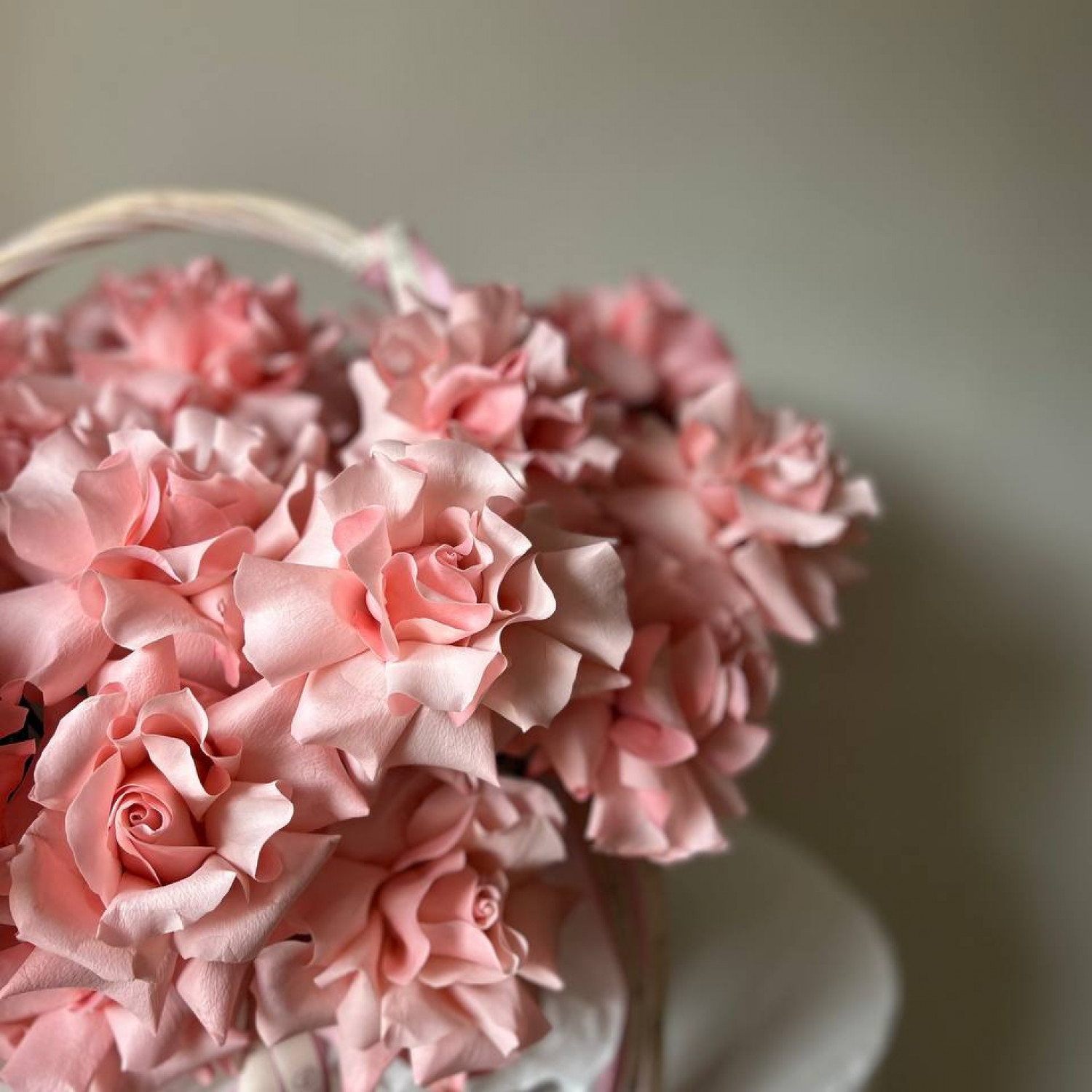 Корзина из 51 вывернутой французской розы Би Свит №103