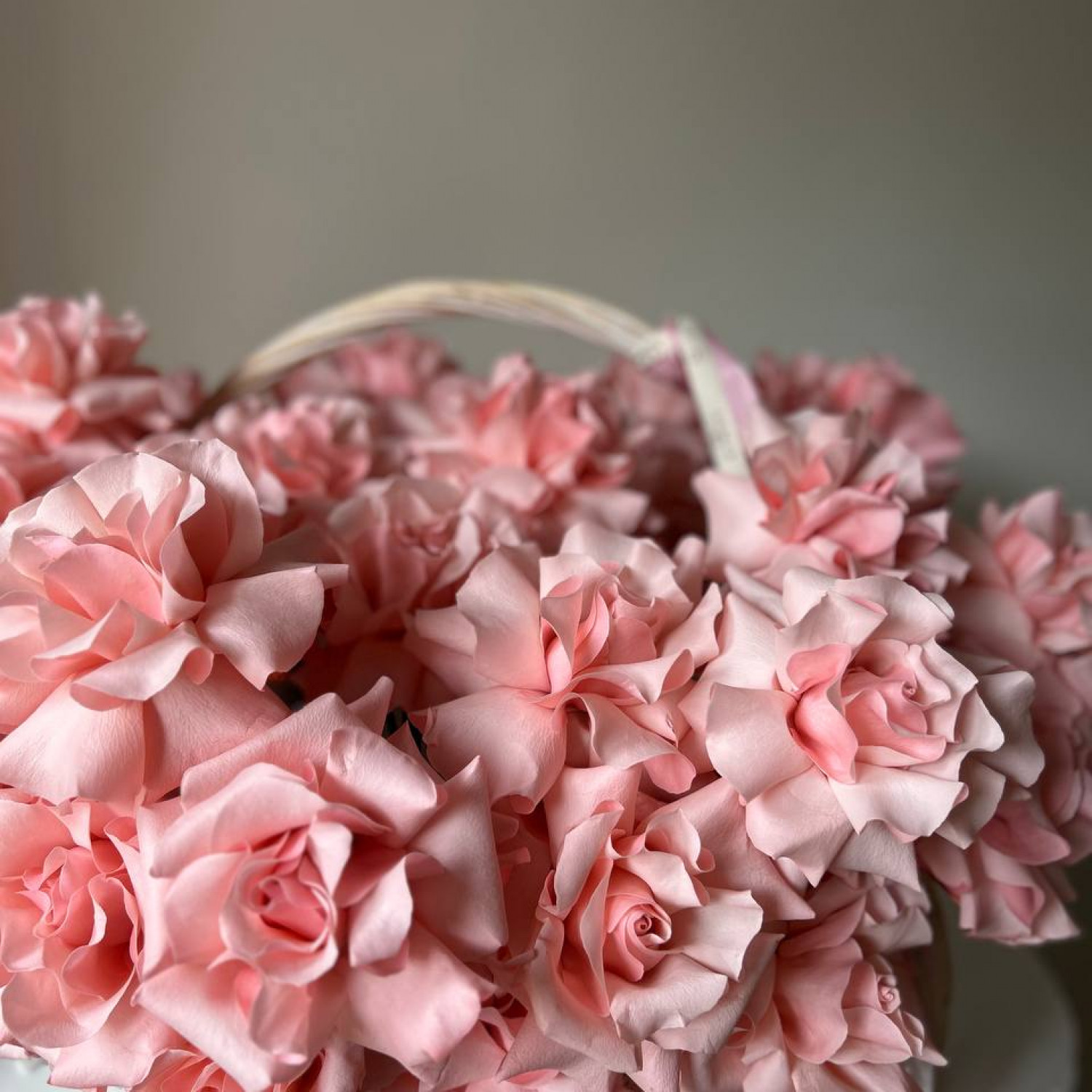 Корзина из 51 вывернутой французской розы Би Свит №103