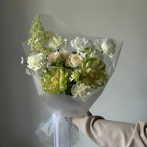 Авторский букет в бело-зеленой гамме