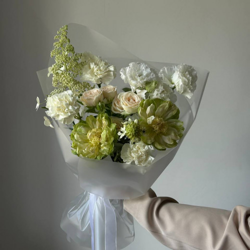 Авторский букет в бело-зеленой гамме