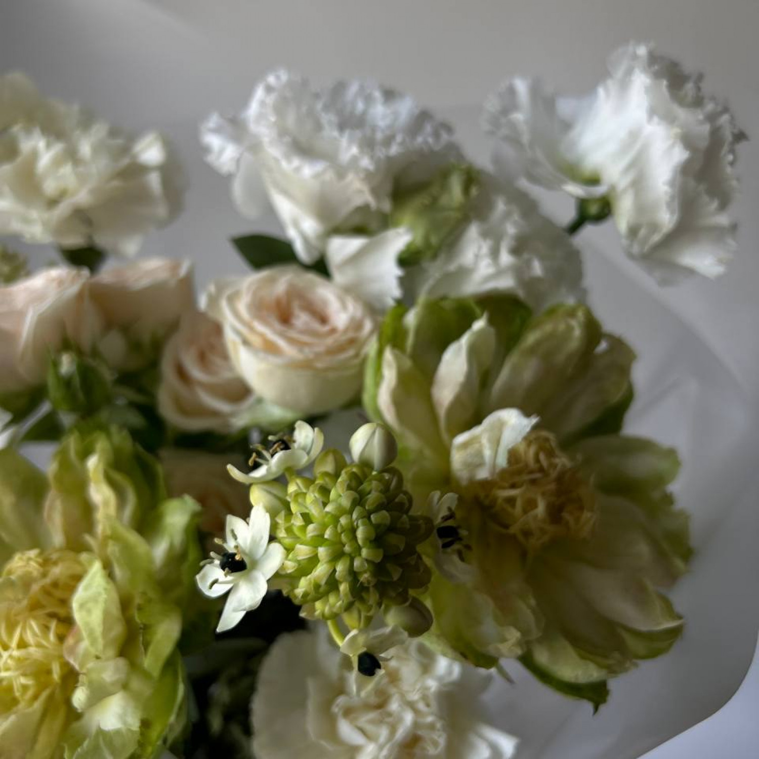 Авторский букет в бело-зеленой гамме