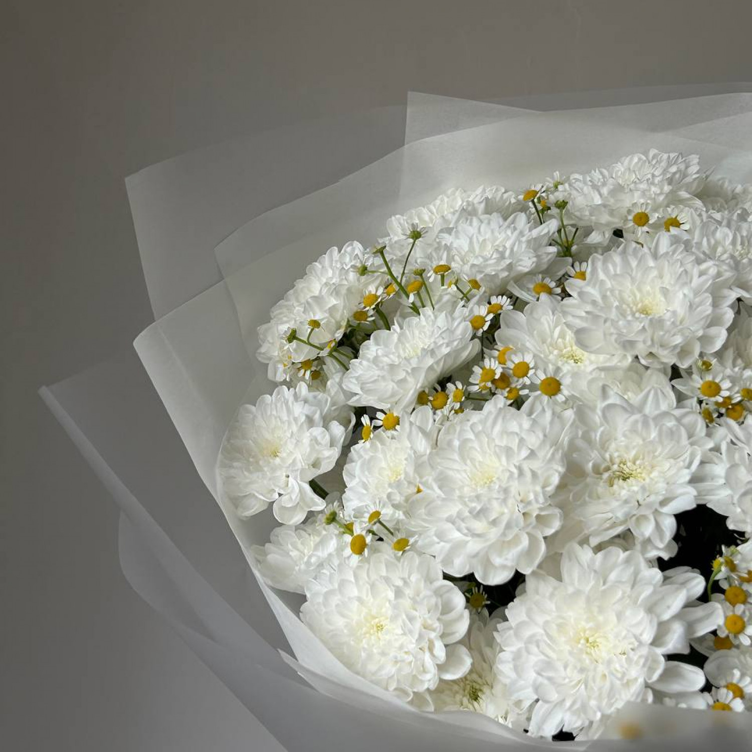 Букет и кружевной кустовой хризантемы и ромашек