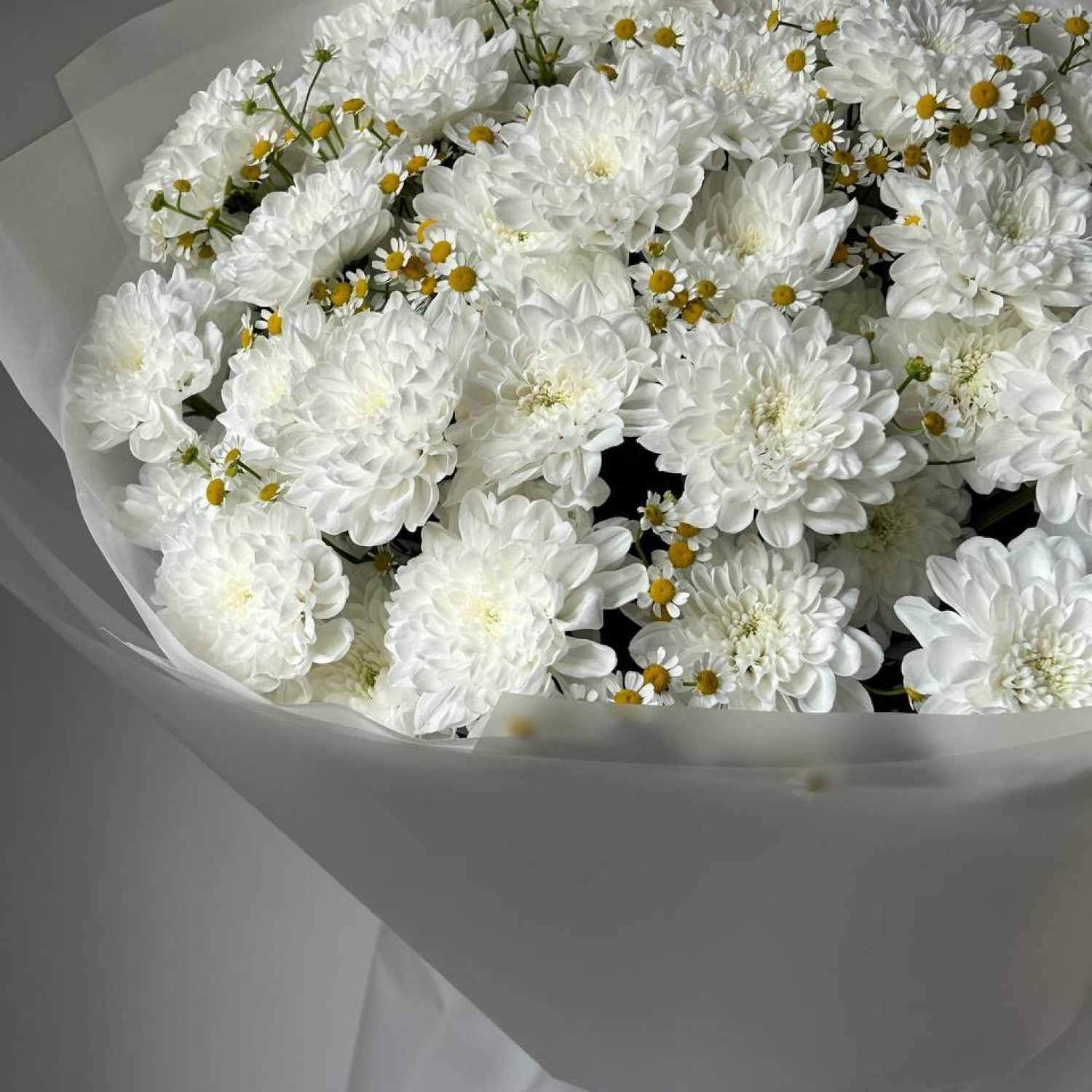 Букет и кружевной кустовой хризантемы и ромашек