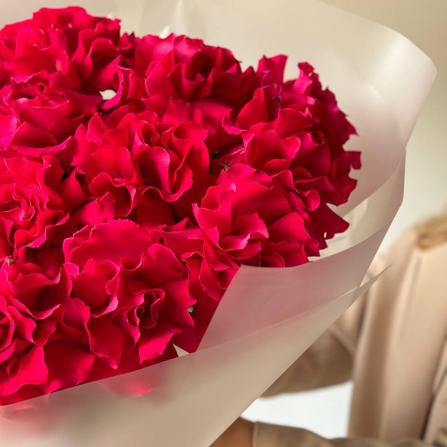 Монобукет из 15 малиновых вывернутых роз