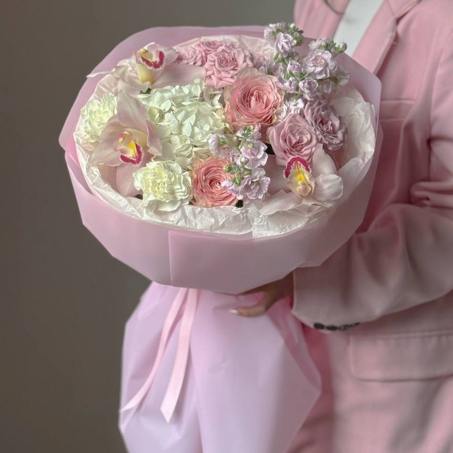 Нежный букет с орхидеями 290