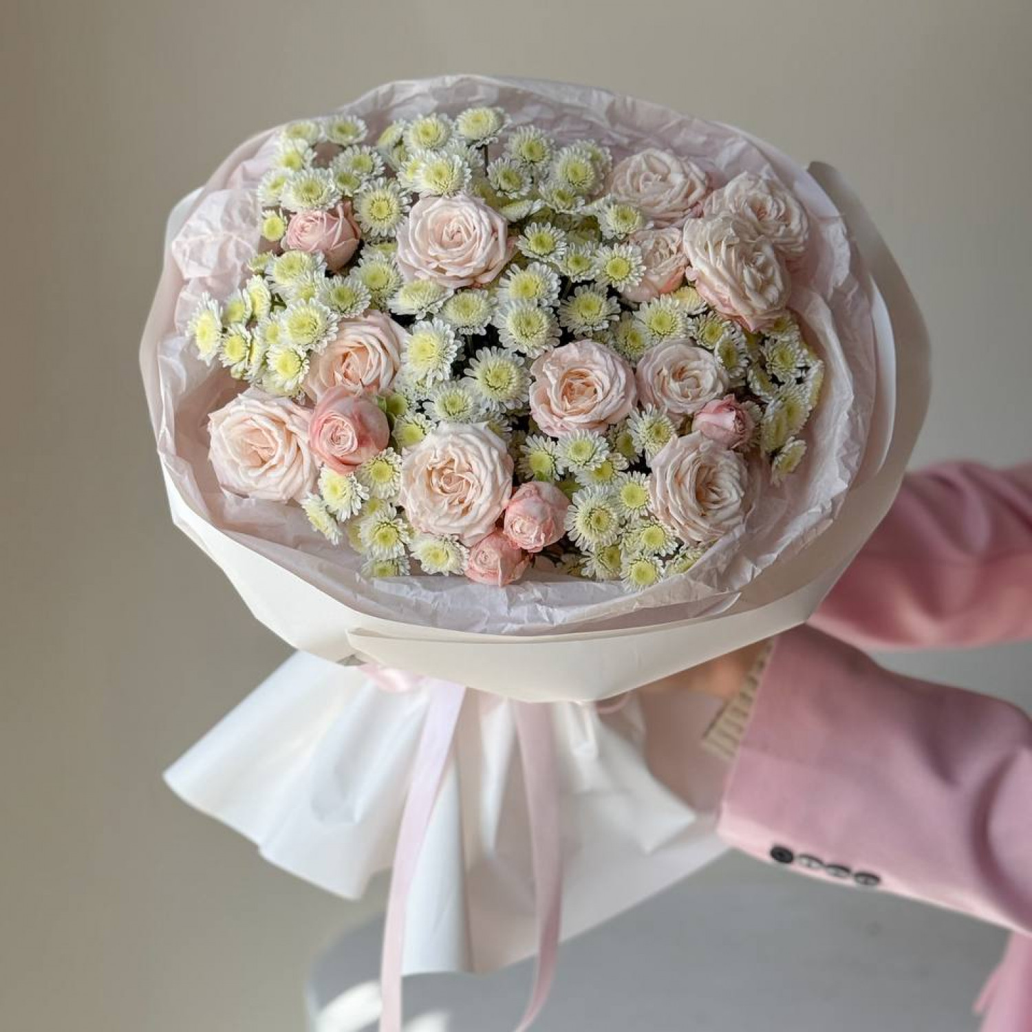 Букет из кустовых хризантем и кустовых роз 273