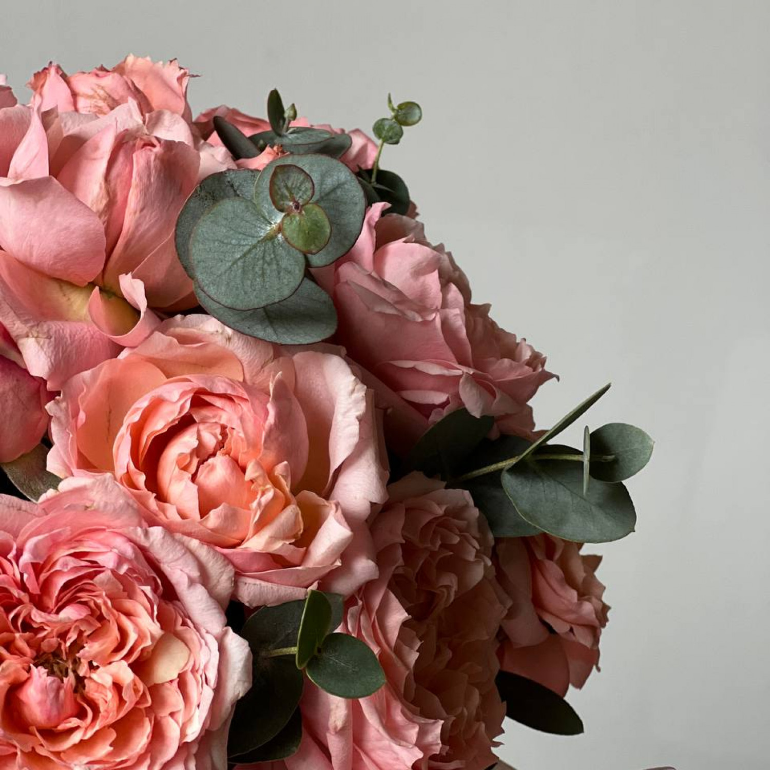 Композиция в коробке из пионовидных роз Джульетта