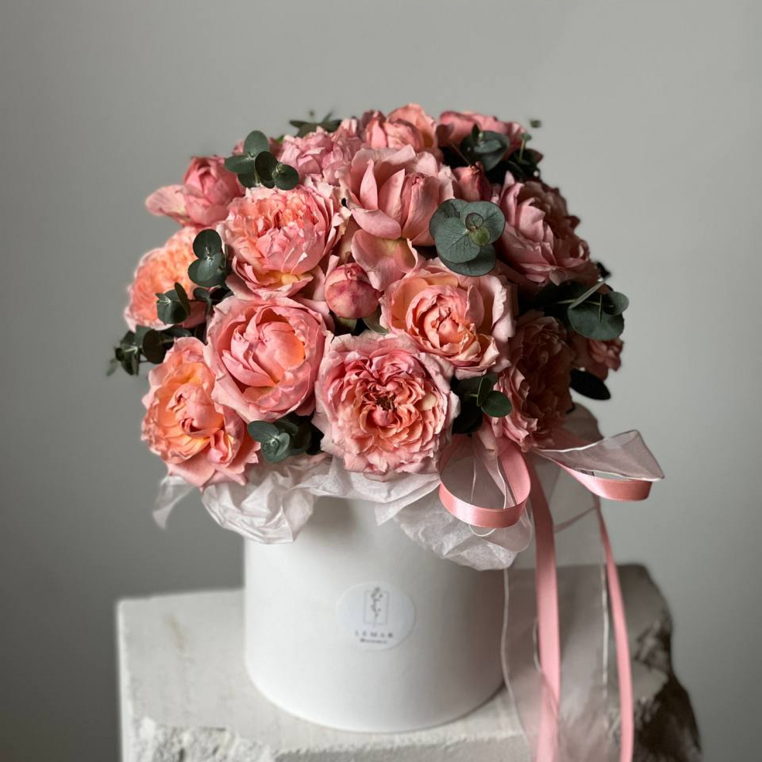 Композиция в коробке из пионовидных роз Джульетта