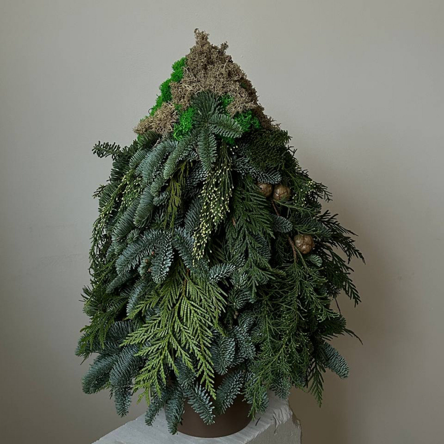 Ёлочка из разных видов хвои с декором