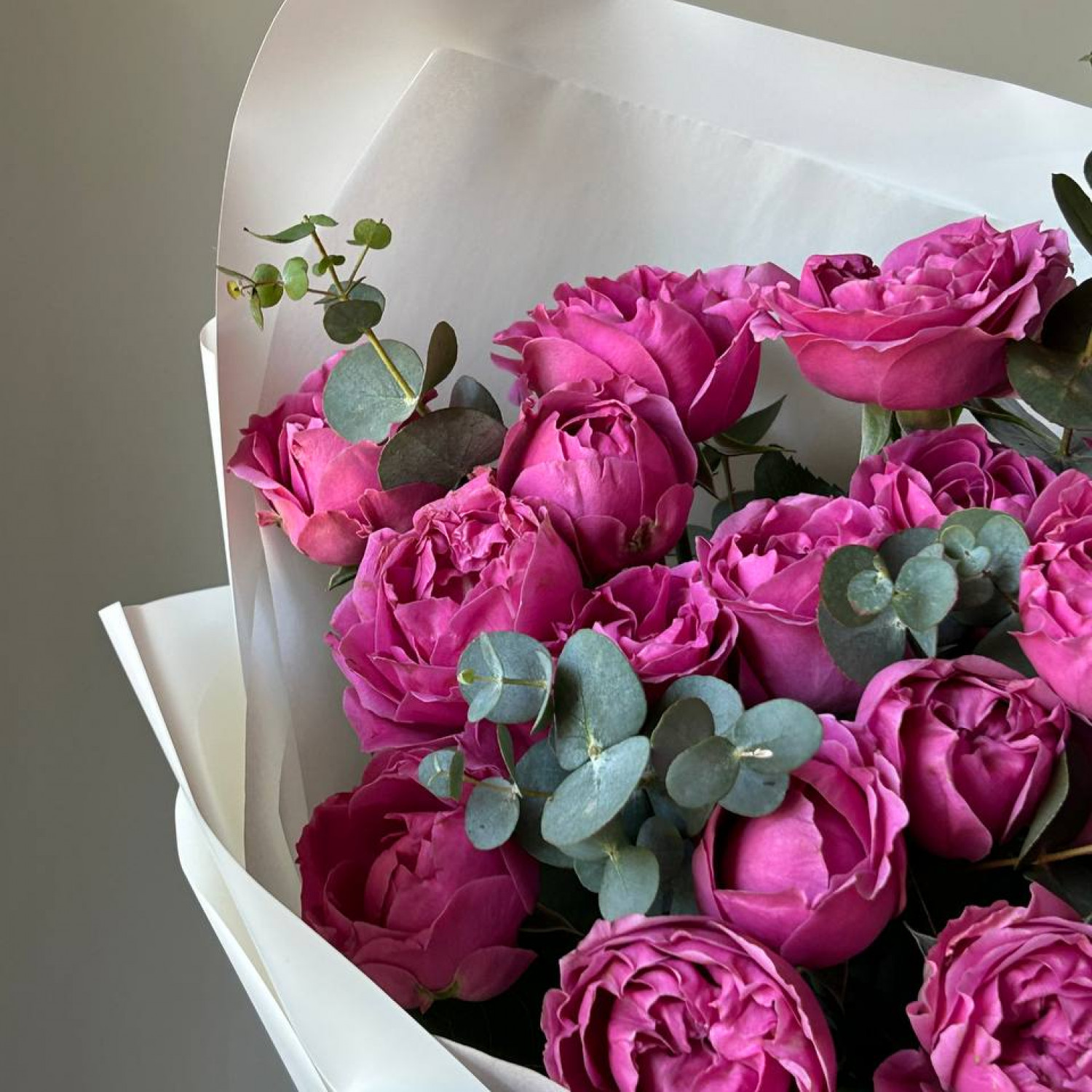 Монобукет из пионовидных роз Мисти баблс и эвкалипта