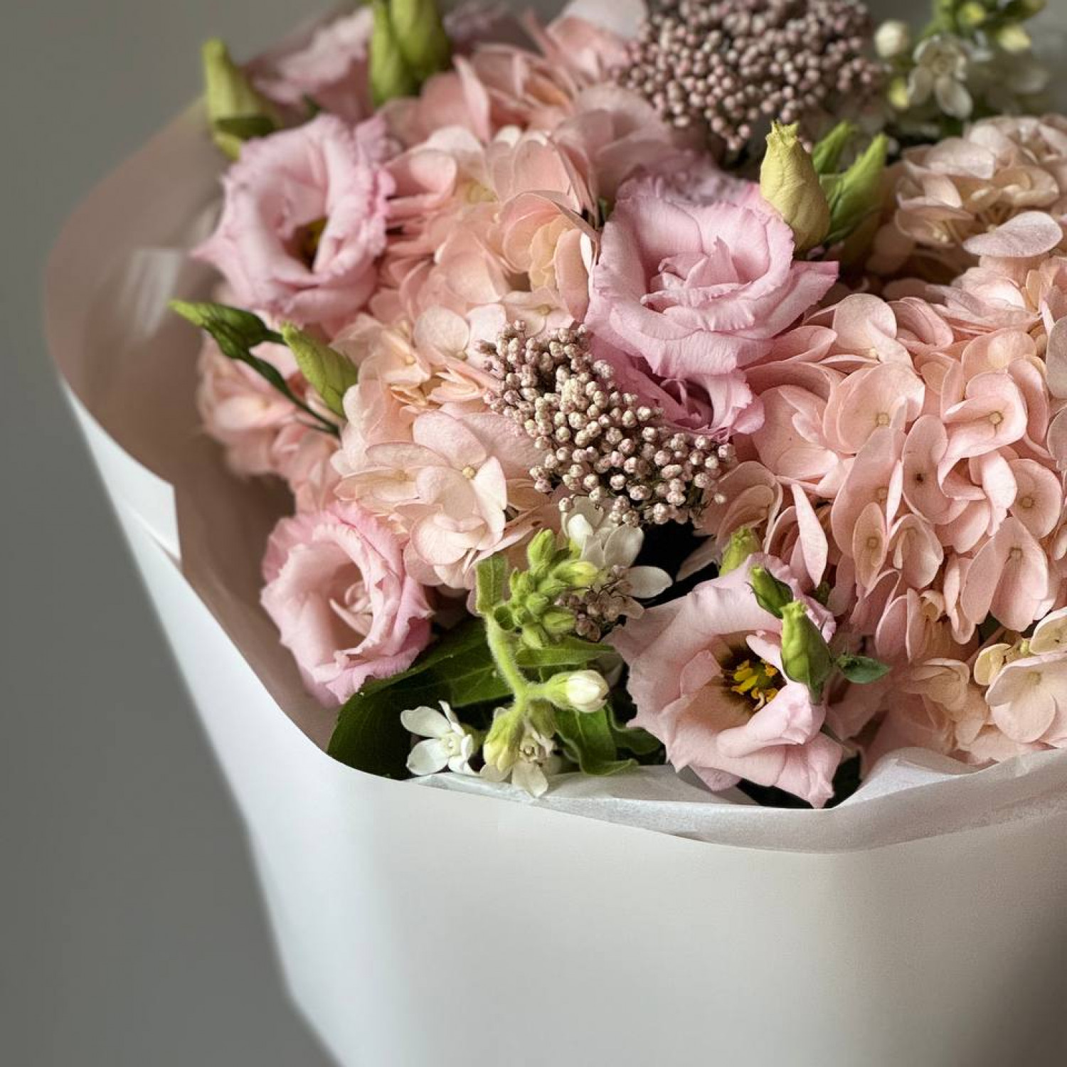 Авторский букет в нежной гамме