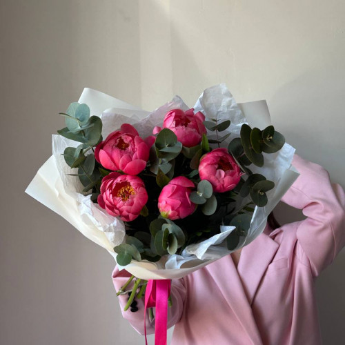 Монобукет из 5 пионов Корал Шарм с эвкалиптом №62