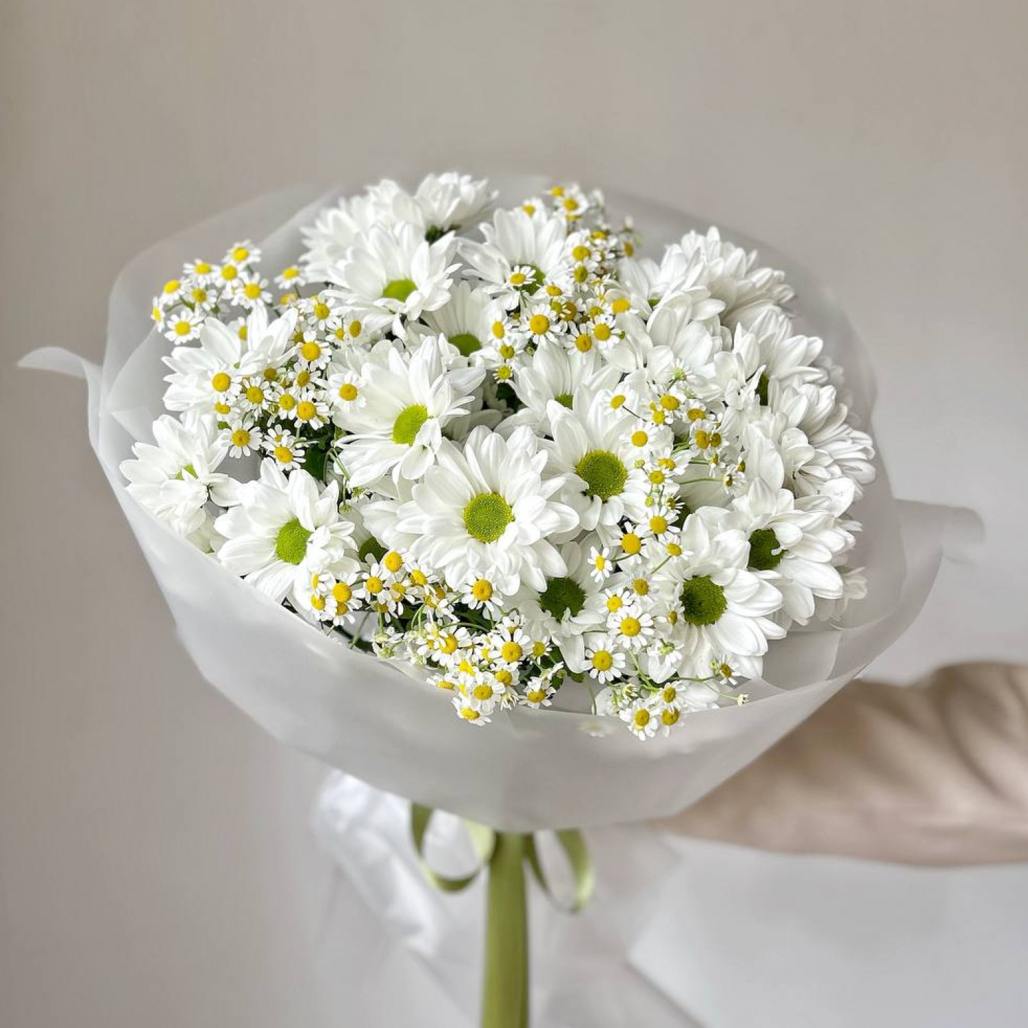 Летний букет из ромашковой хризантемы и ромашки №49