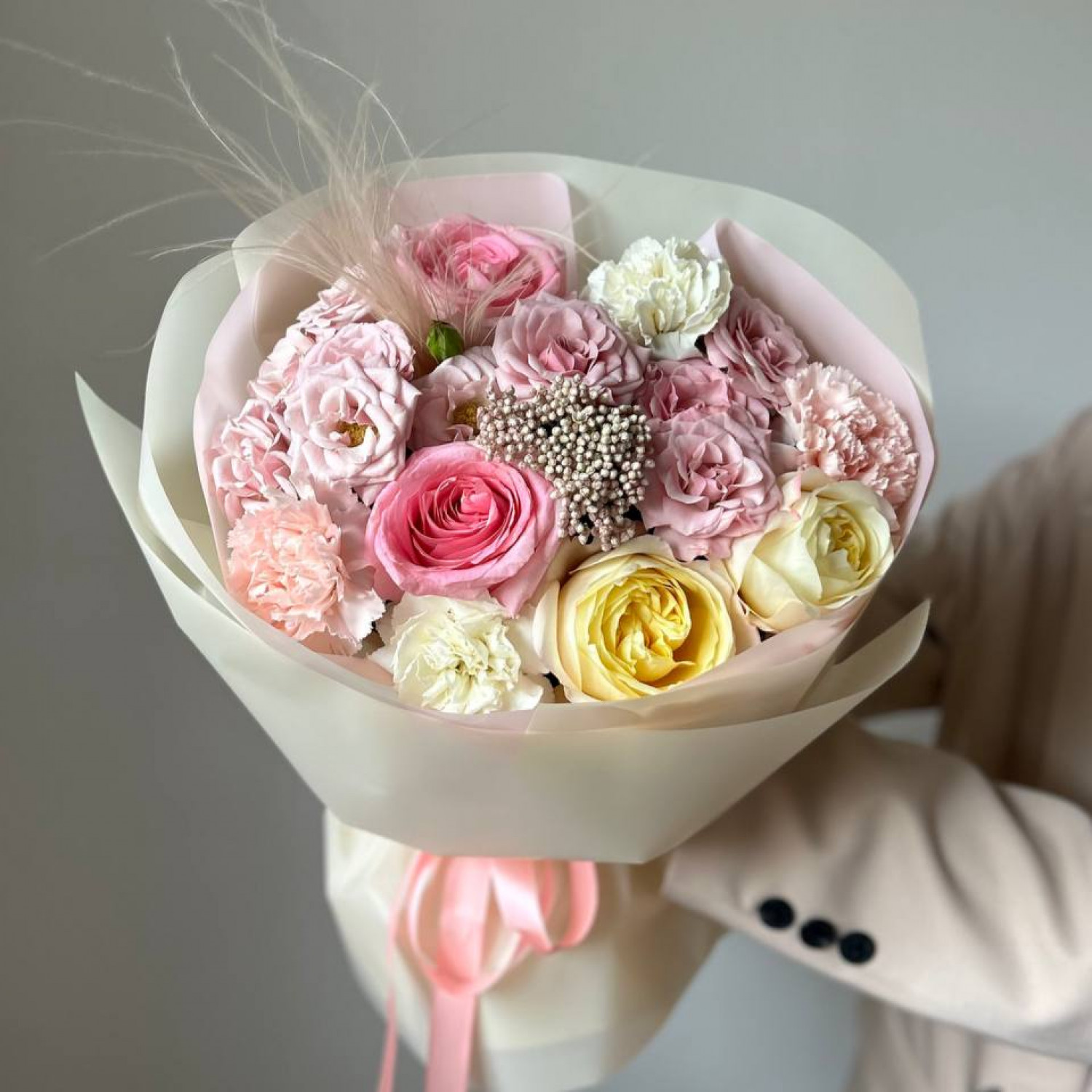 Авторский букет в нежной гамме с пионовидными розами №55