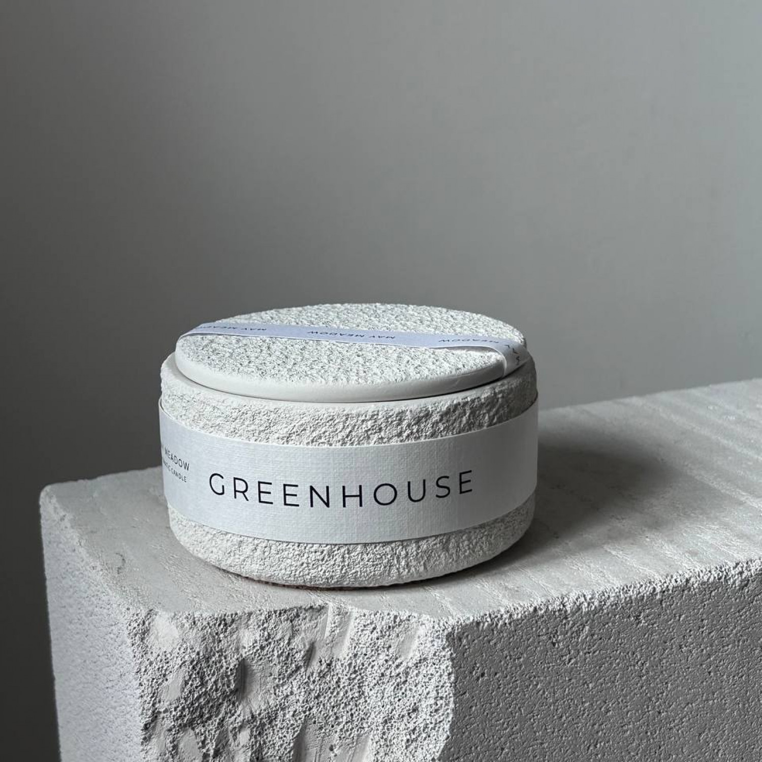 MAY MEADOV Ароматическая свеча (в плоской чаше с крышкой с 3 фитилями )  GREENHOUSE  (200 гр)