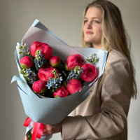 Букет из пионов Корал Шарм и незабудок