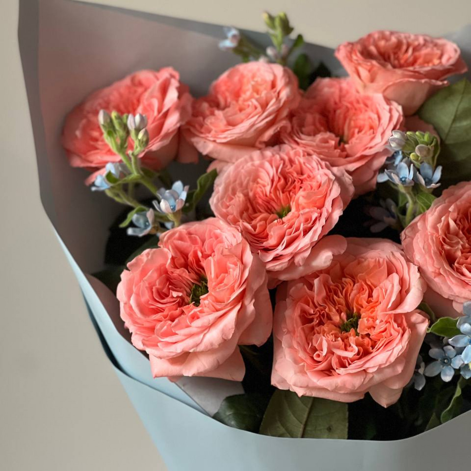 Букет из роз Мандарин Экспрешн и Незабудок