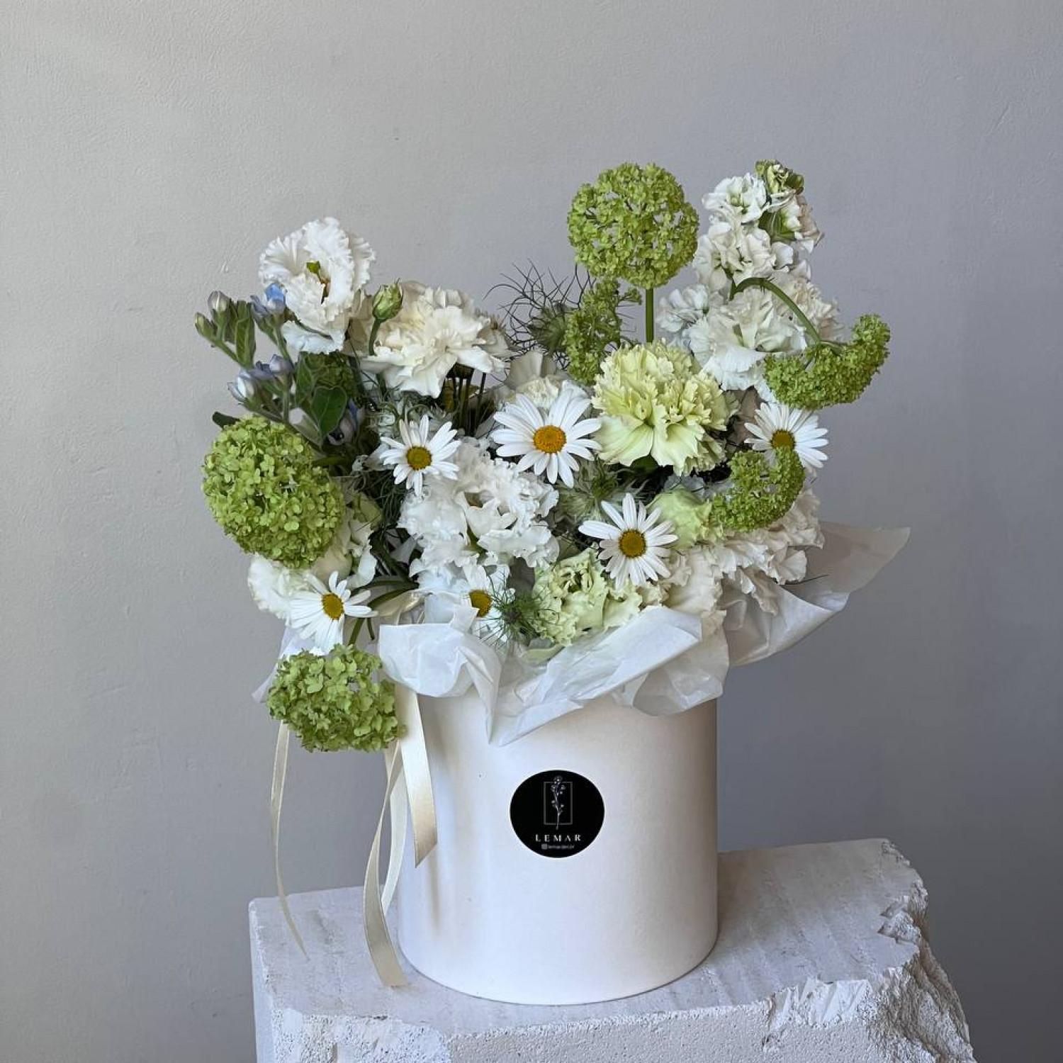 Композиция в коробке в бело-зеленой гамме