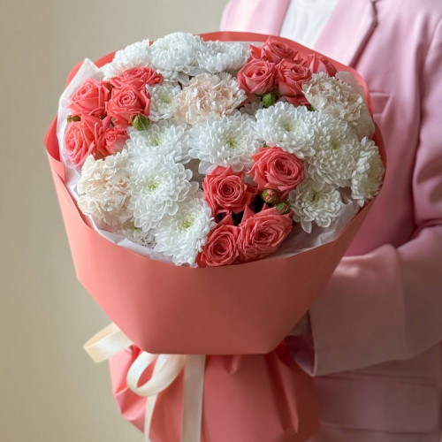 Букет из хризантем и кустовых роз 255