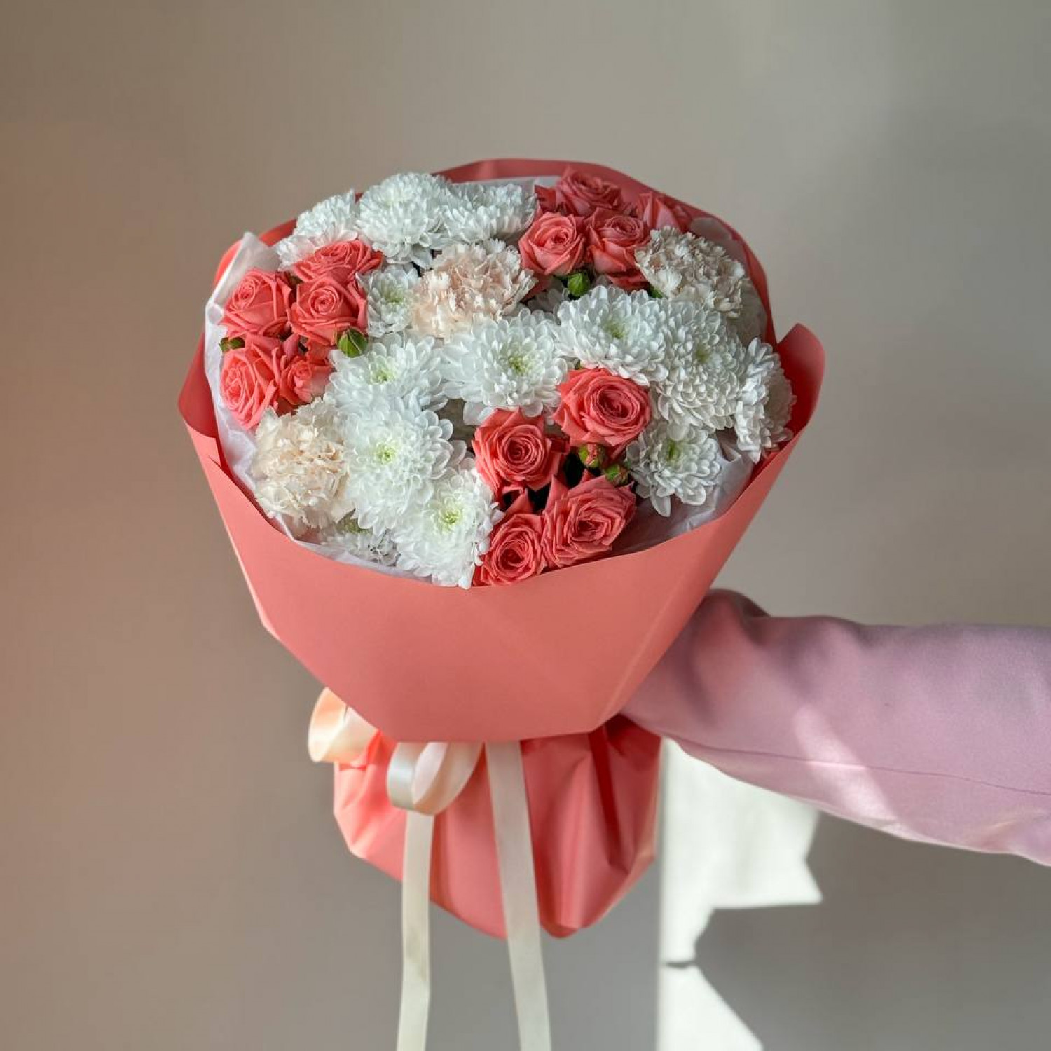 Букет из хризантем и кустовых роз 255