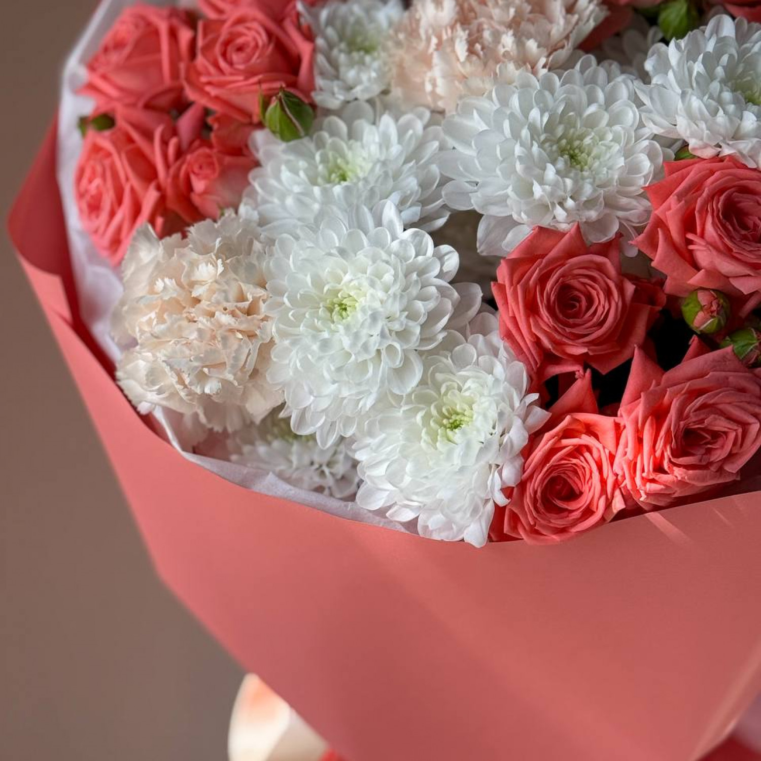 Букет из хризантем и кустовых роз 255