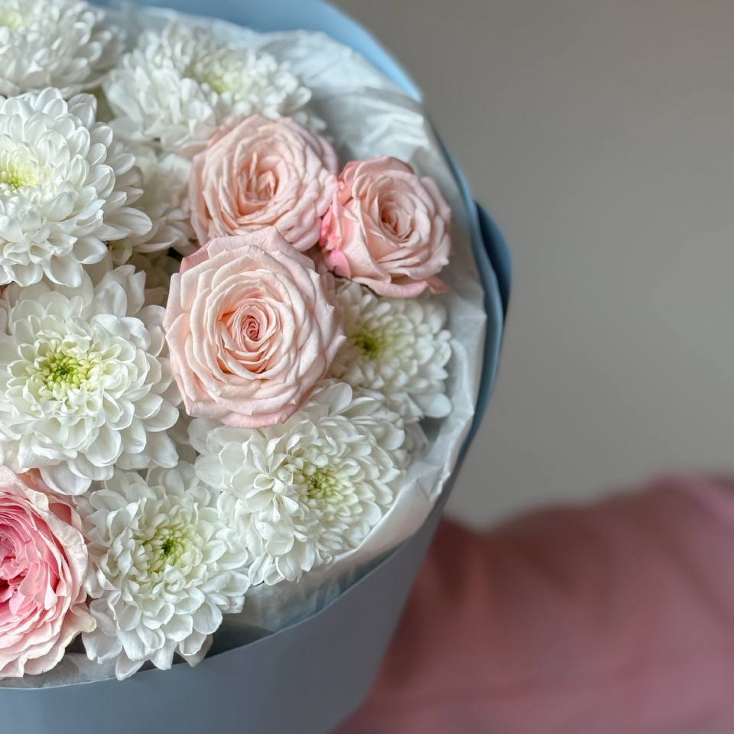 Букет нежный с хризантемами и пионовидными розами 256