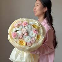 Нежный букет с кустовой хризантемой и пионовидными розами 257