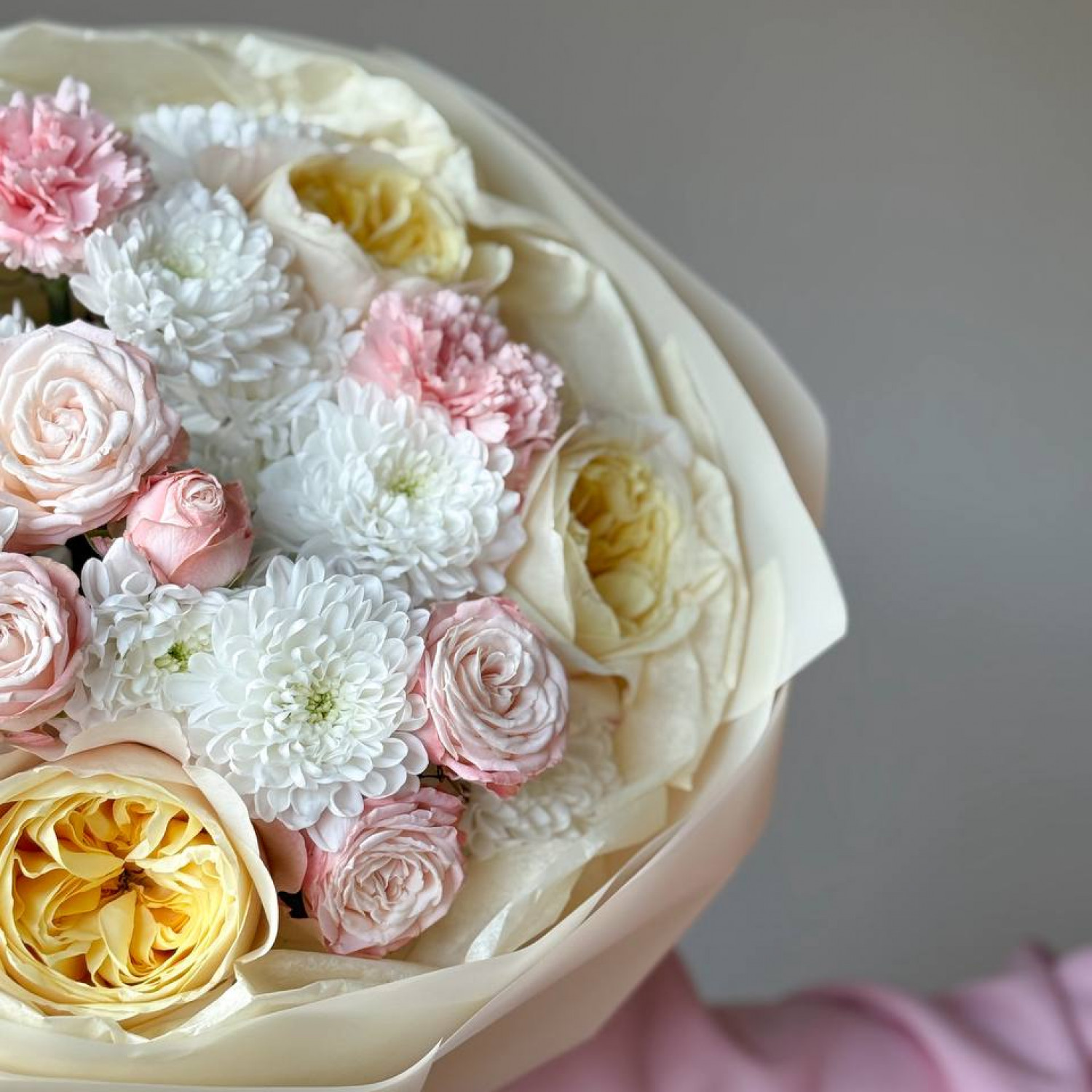 Нежный букет с кустовой хризантемой и пионовидными розами 257