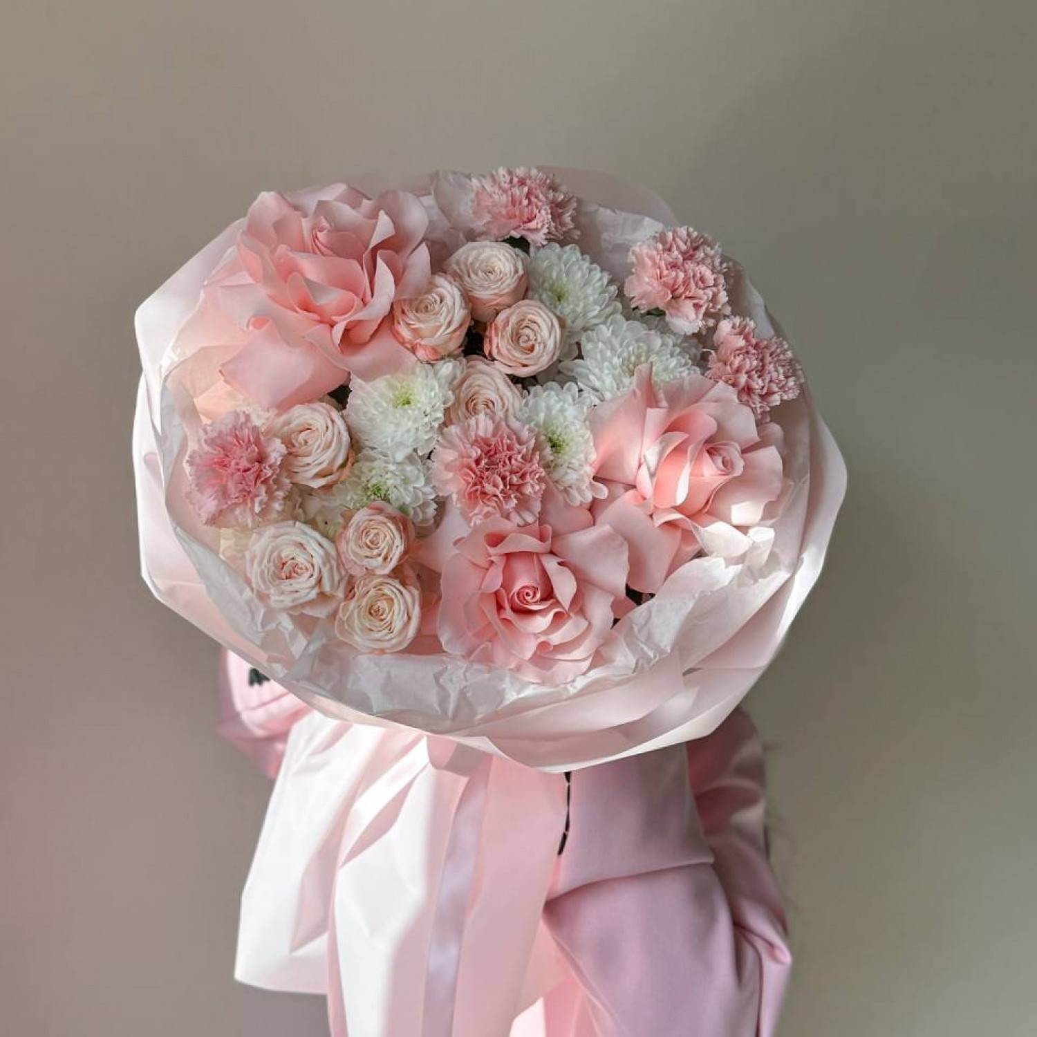 Авторский букет с французскими розами и хризантемами 258