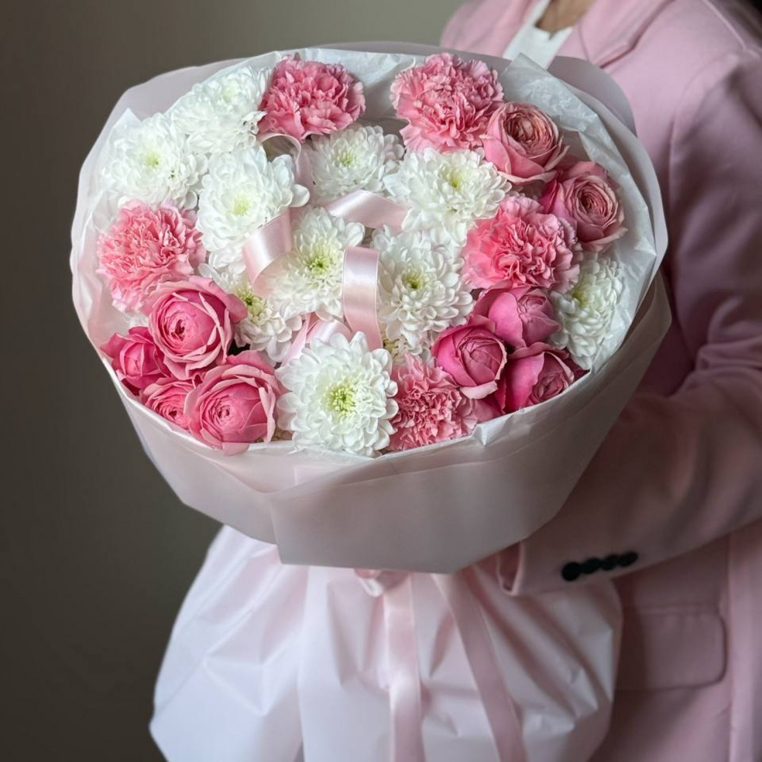 Нежный букет с кустовой пионовидной розой 259