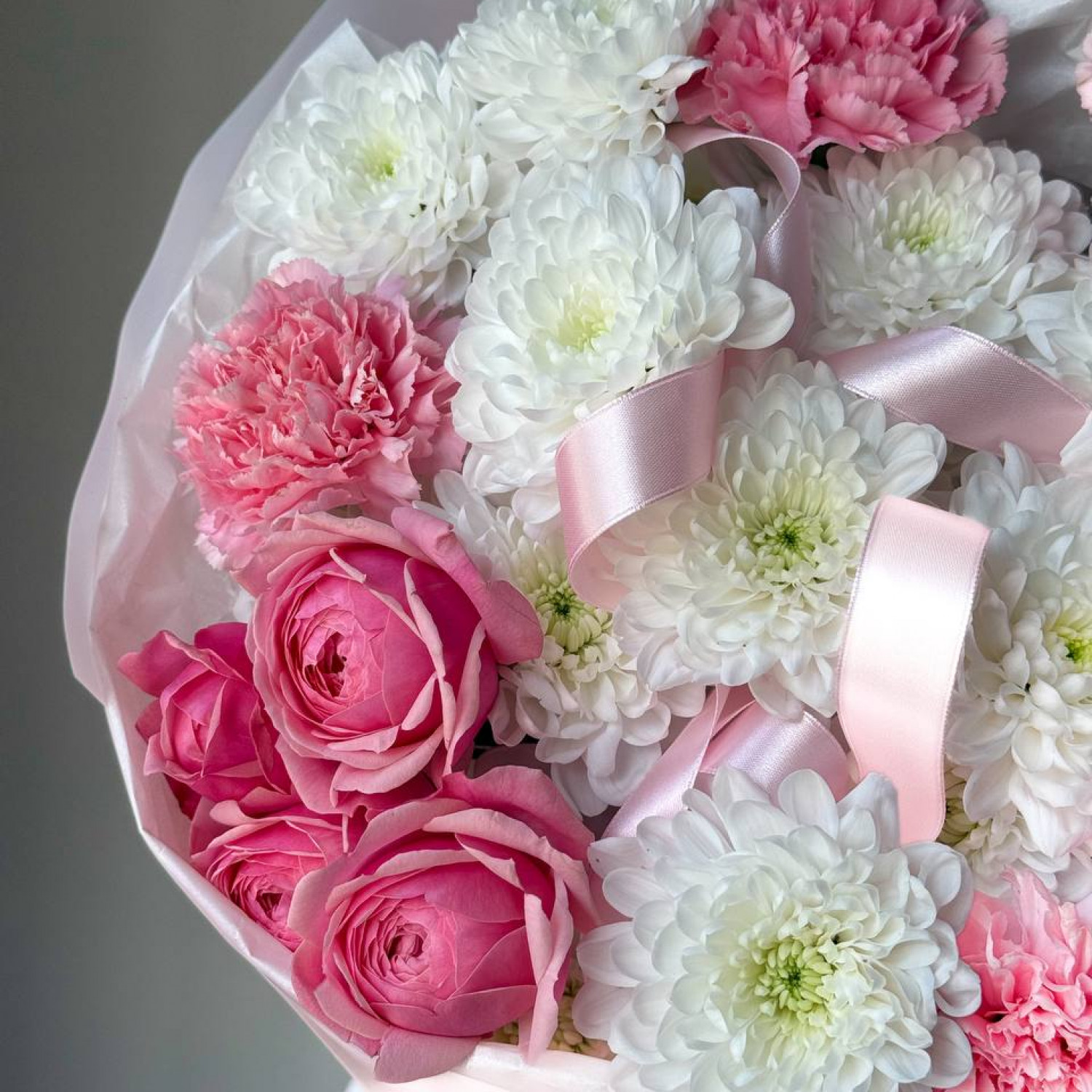 Нежный букет с кустовой пионовидной розой 259